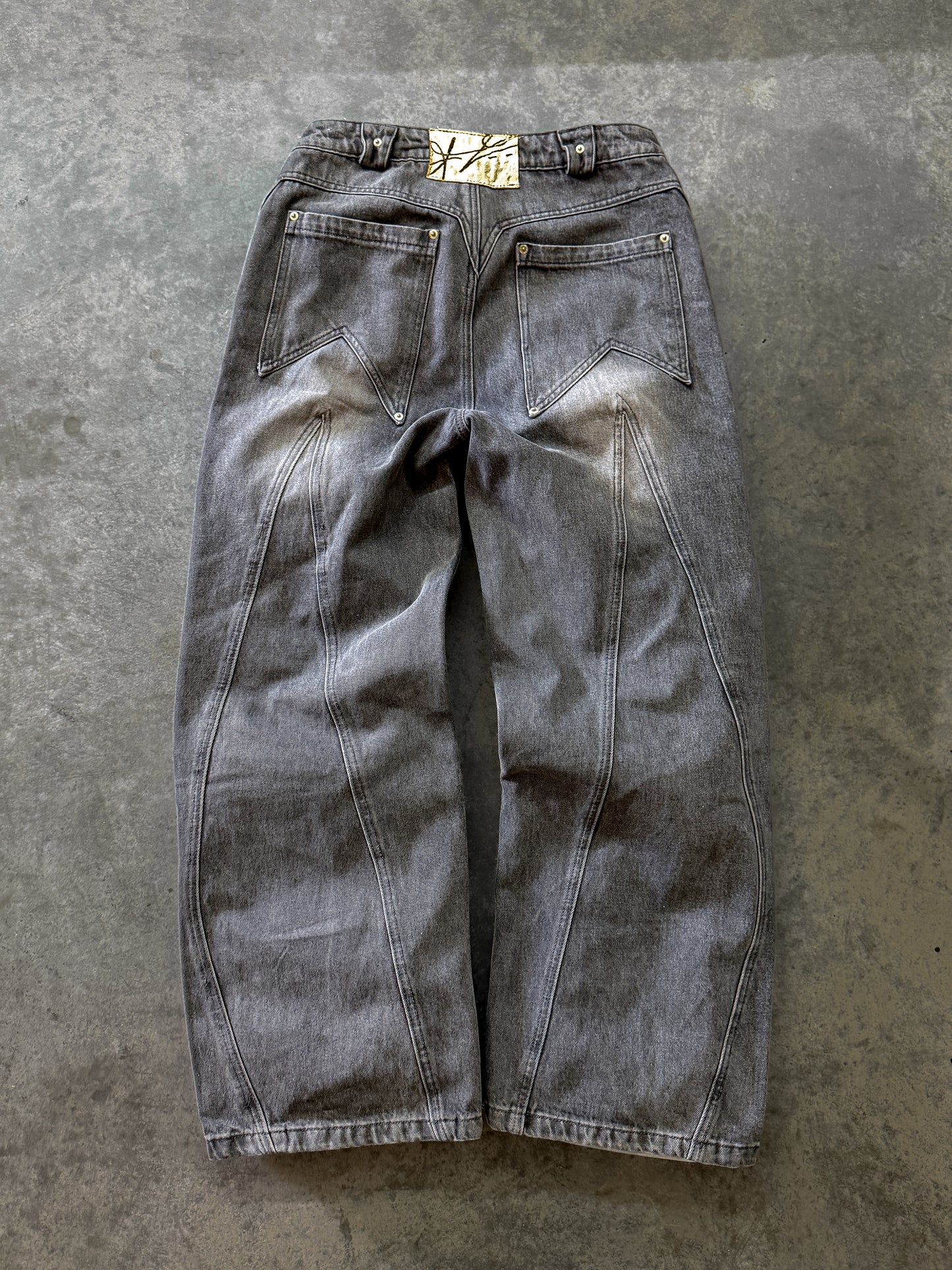 Them grey joints wit da clasp and buttons ong